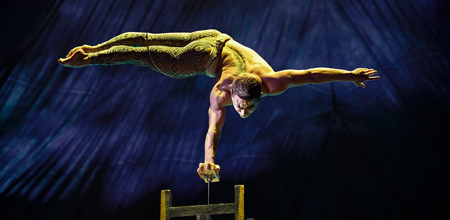 Cirque balance performance.